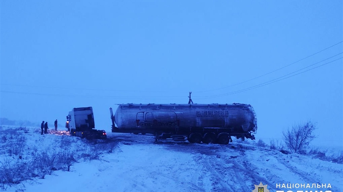 Через сильний снігопад у Волноваському районі сталося 4 ДТП