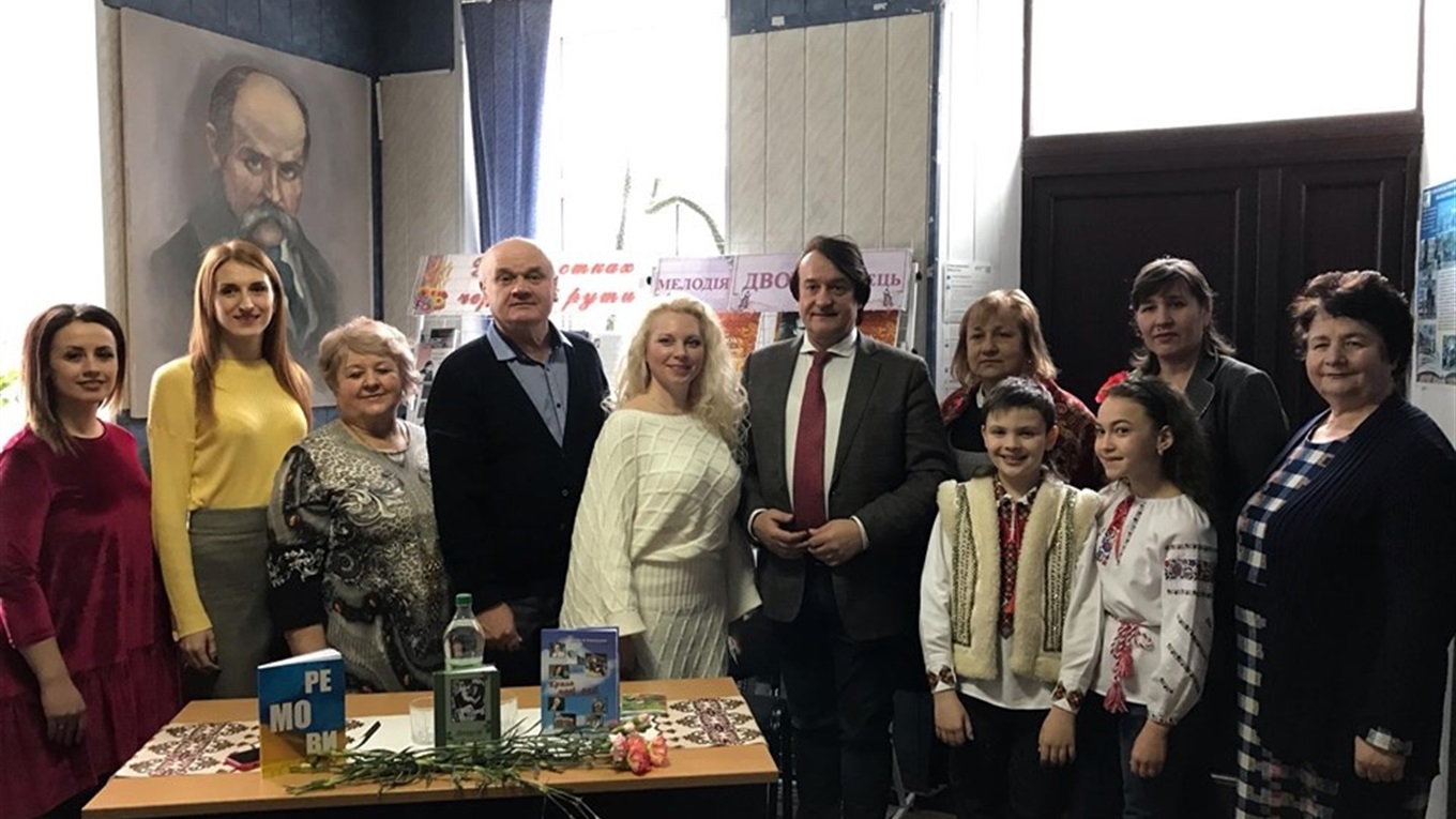 Книги і спогади про родину Івасюків: душевний захід відбувся у Кіцманській бібліотеці