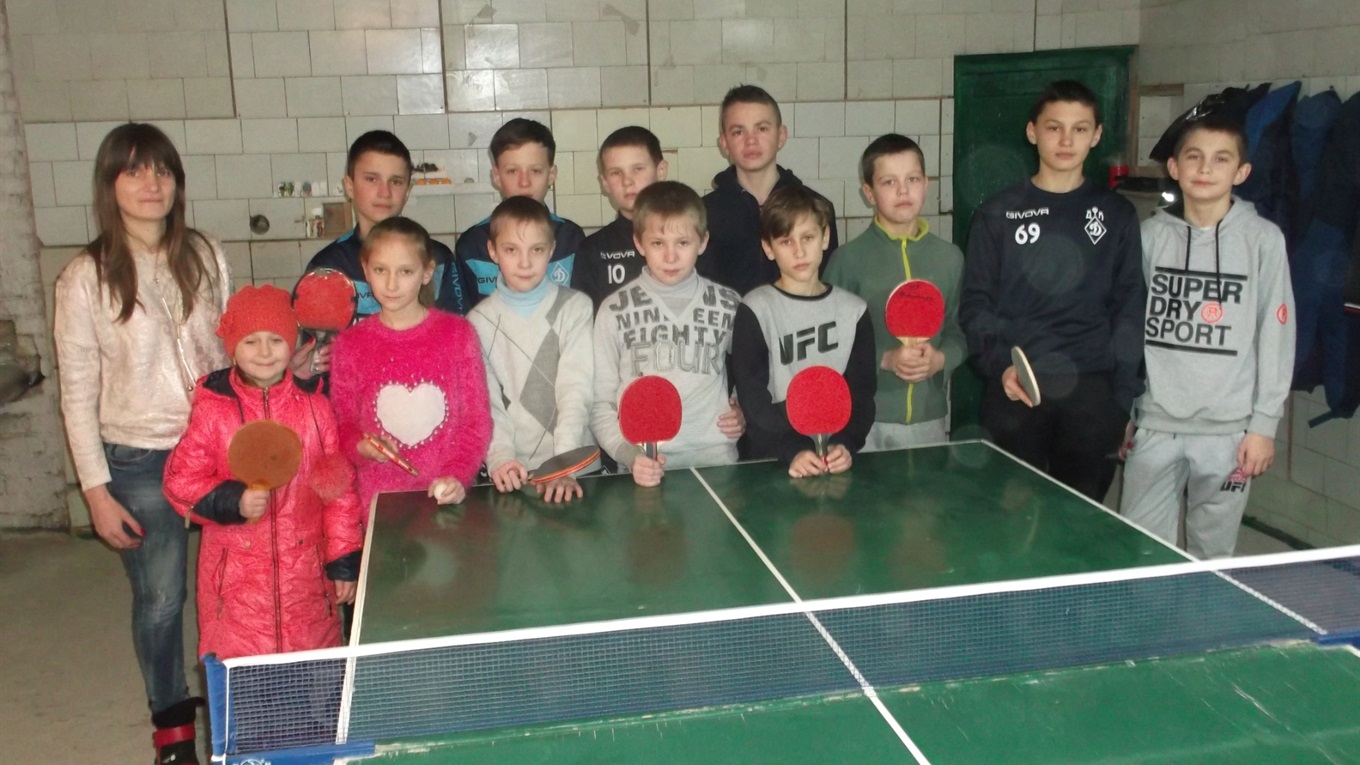 Білопільчанка Марина Кандиба і її однодумці облаштували дітям місце для занять тенісом