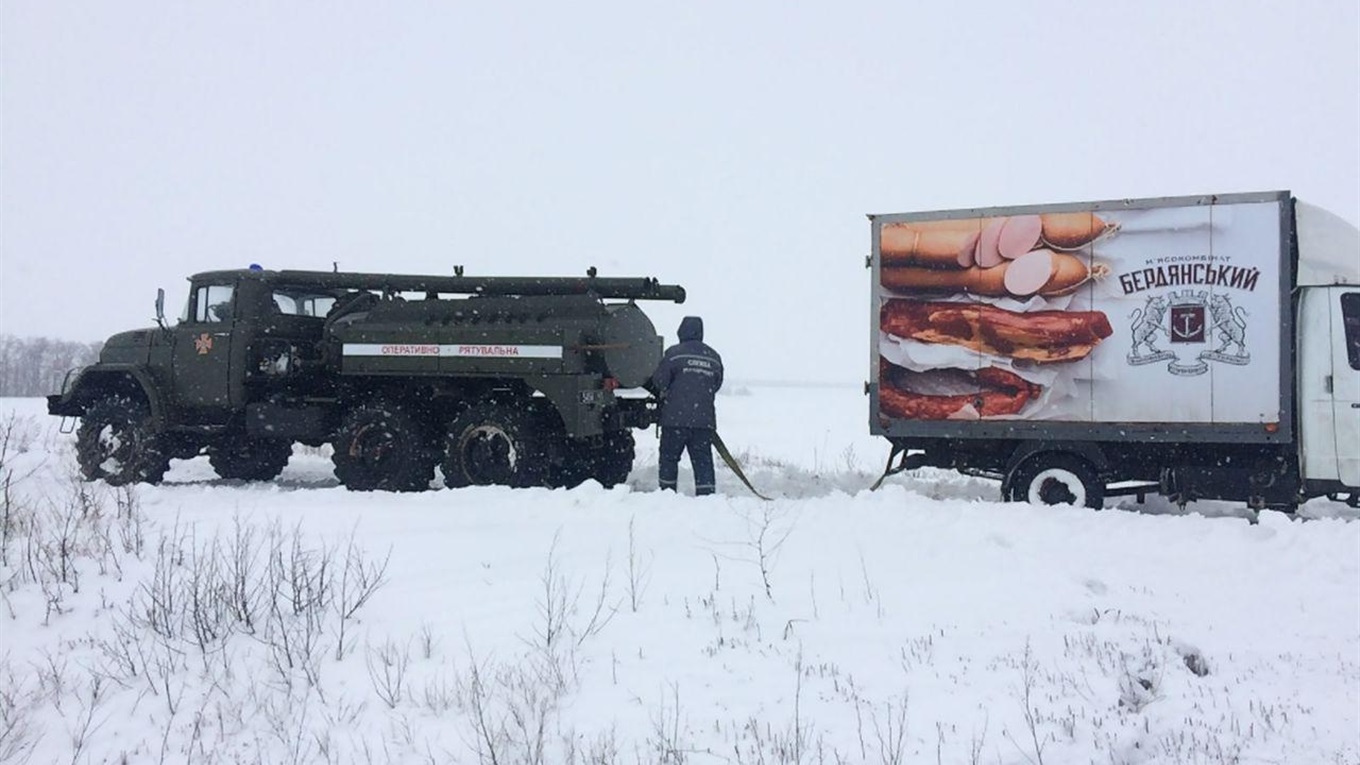 У Гуляйпільському районі у сніговій пастці застрягло близько 50 автомобілів