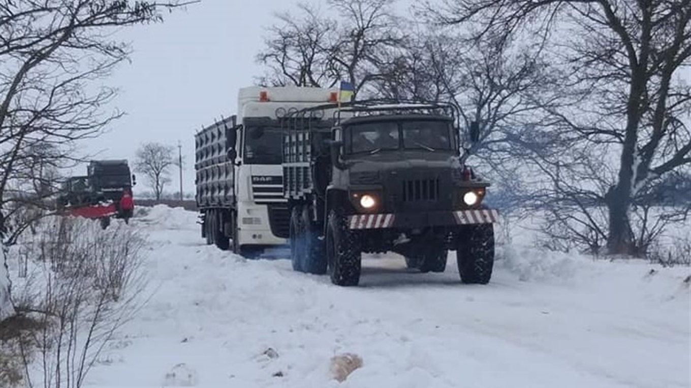 Як КАМАЗ, “Газель” і МАН “визволяли” з переметів нижньосірогозькі рятувальники 