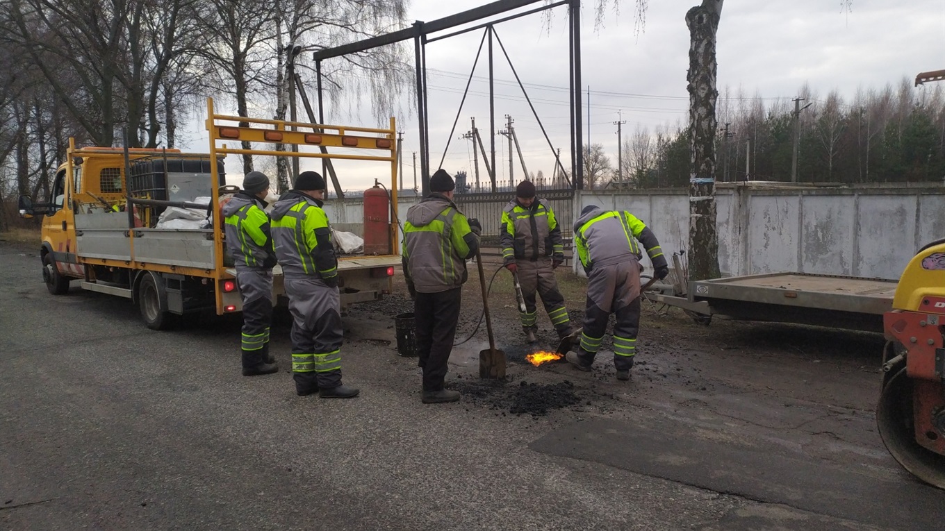 Розпочали ямковий ремонт автошляху від Мени до Макошине