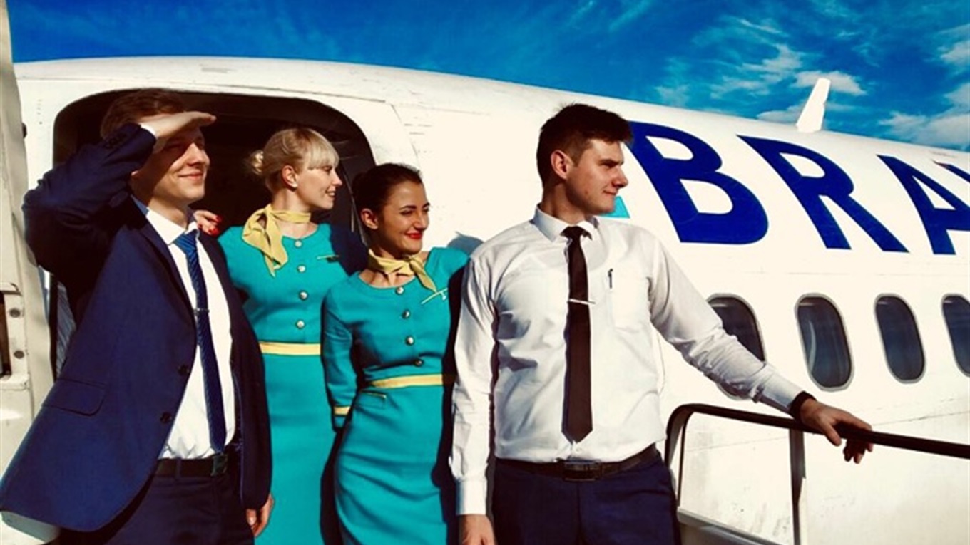 Знання мов і вміння плавати: бортпровідник Віктор Фещенко розповів про особливості професії
