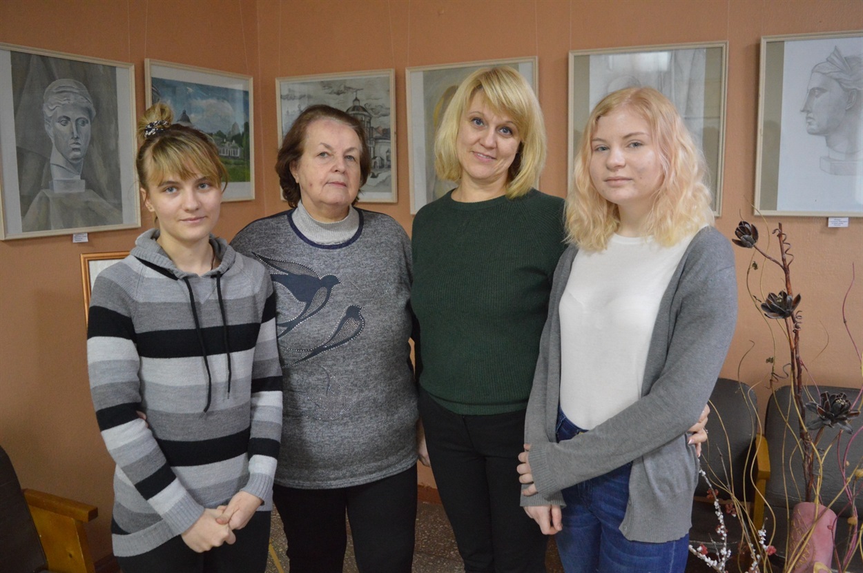 Зліва направо: Маргарита Гладишева, викладач Корюківської школи мистецтв ім. О.С. Корнієвського Ольга Тихоновська, директор школи Алла Сухомлин, Тетяна Пастушенко