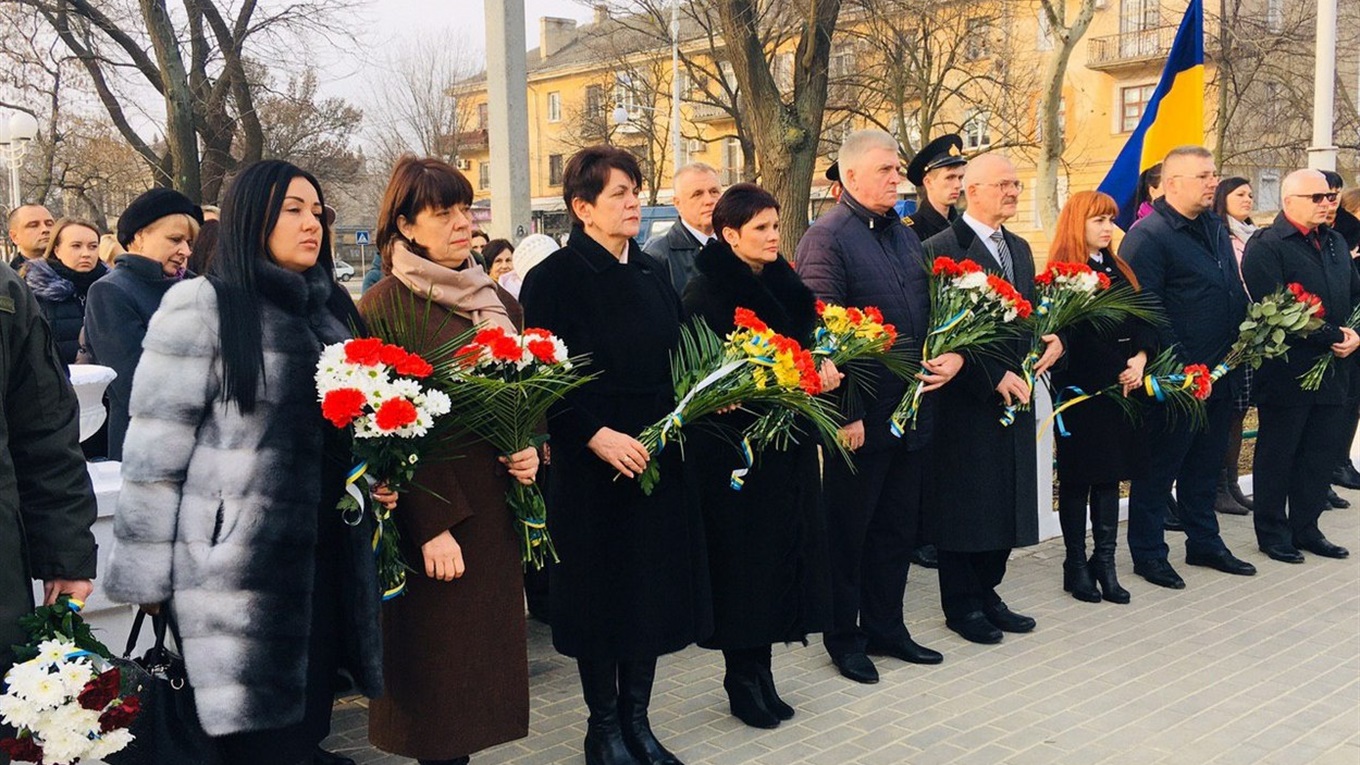 А сотню вже зустріли небеса... Летіли легко, хоч Майдан ридав... 