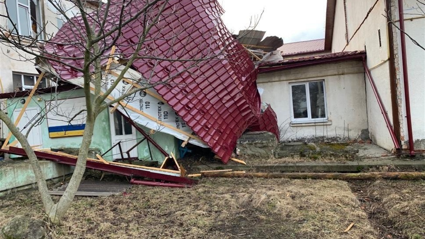 У Лашківці на шкільній їдальні вітер зірвав дах — наслідки негоди