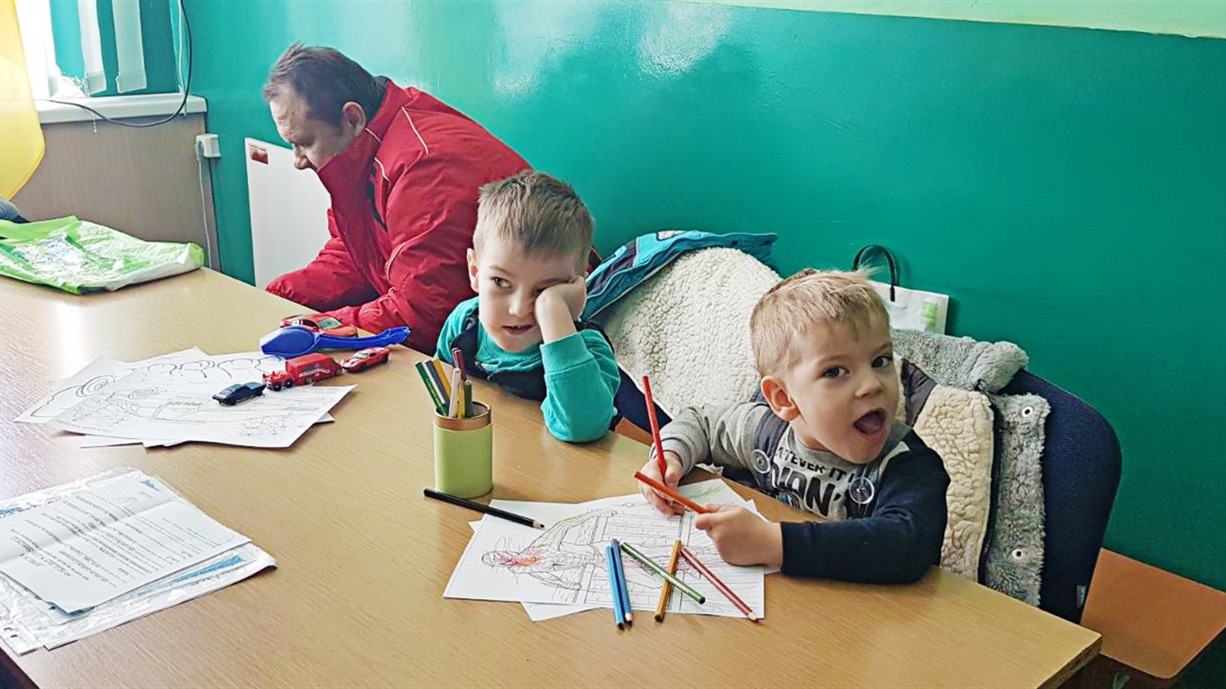 У черзі з книгою: так тепер проводять час відвідувачі “паспортного” у Кагарлику