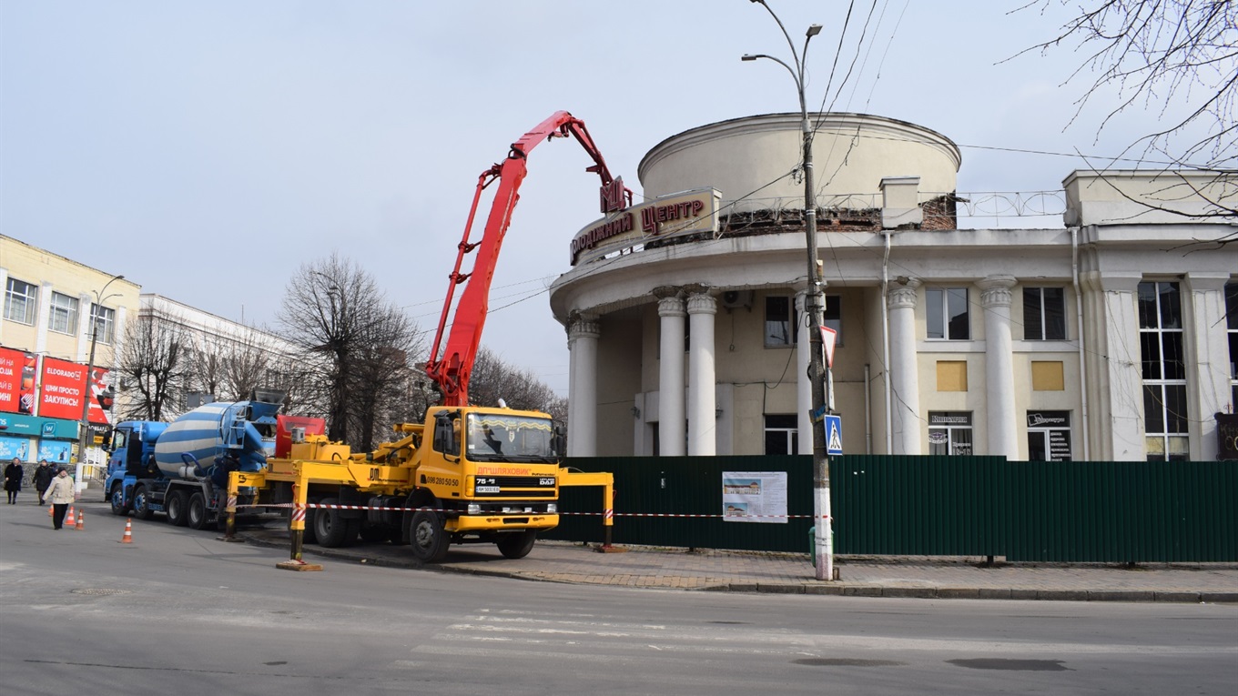 У Новограді почали ремонтувати Молодіжний центр