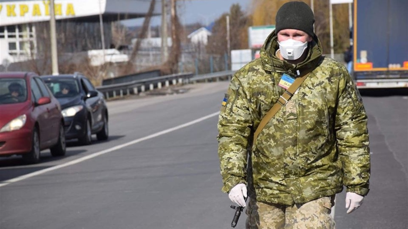 Прикордонники розповіли про вимірювання температури на КПВВ, а вірусолог порадив мити руки та овочі