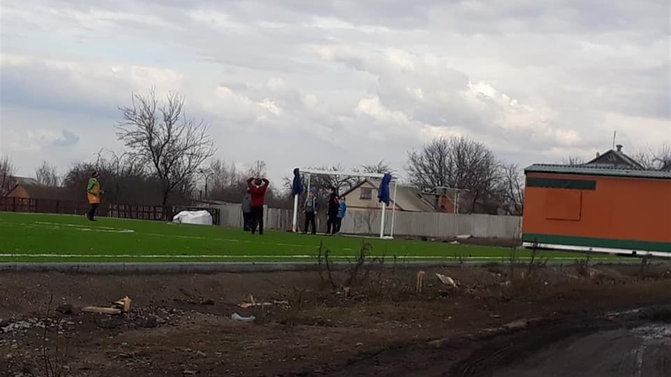 Дивні справи з огорожею навколо стадіону в Миколаївці: то вона з'являється, то щезає
