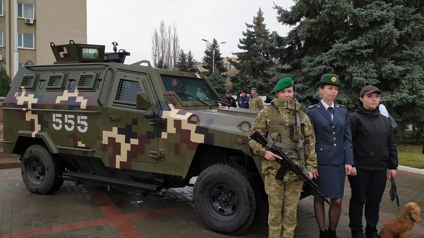 Женщины в форме, военная техника и цветы: в Измаиле прошел флешмоб к 8 марта (видео)