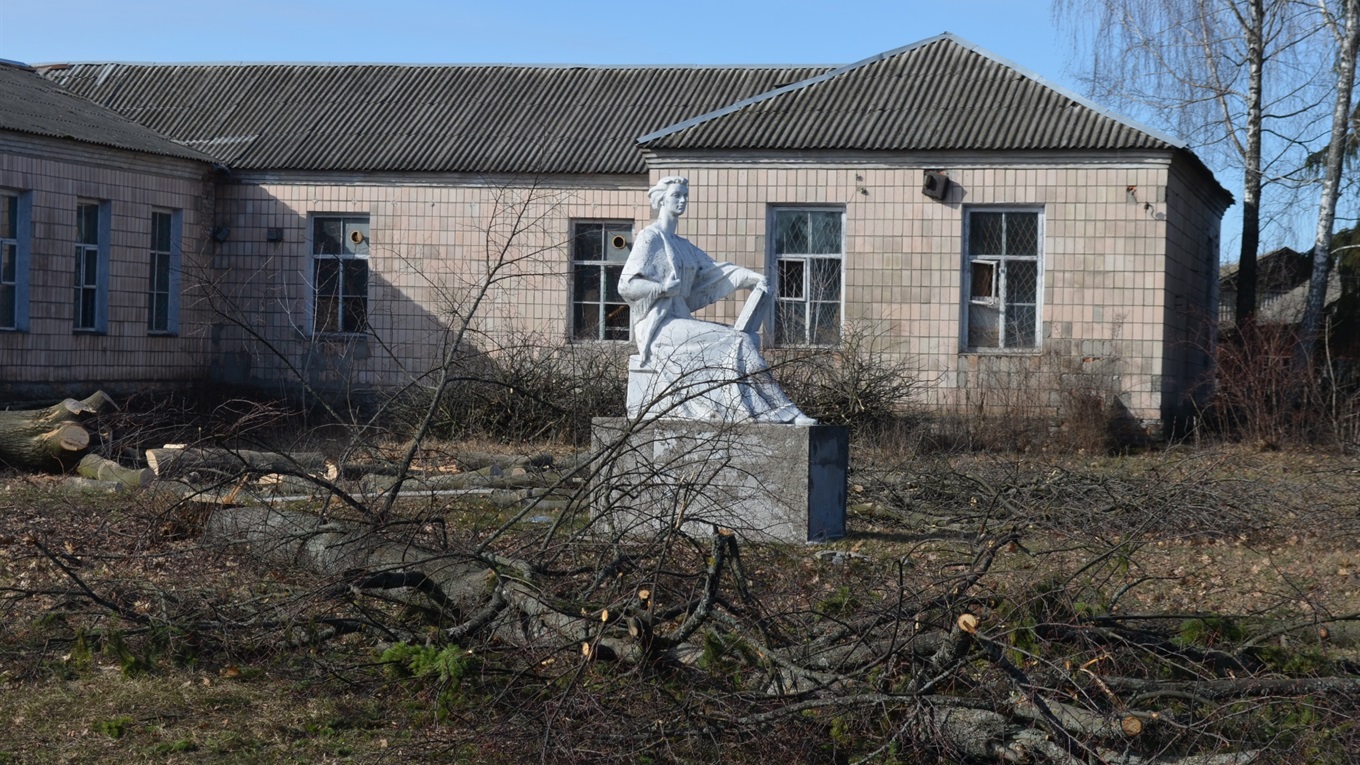 У Корюківці скульптуру жінки з книгою нові власники колишньої поліграфічної фабрики не чіпатимуть