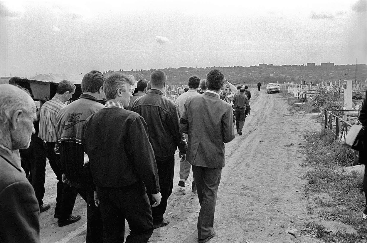 Донецьк, Щегловський цвинтар. Ховають гірників. Цією дорогою через цвинтар щодня їздили на роботу працівники донецької шахти імені Засядька