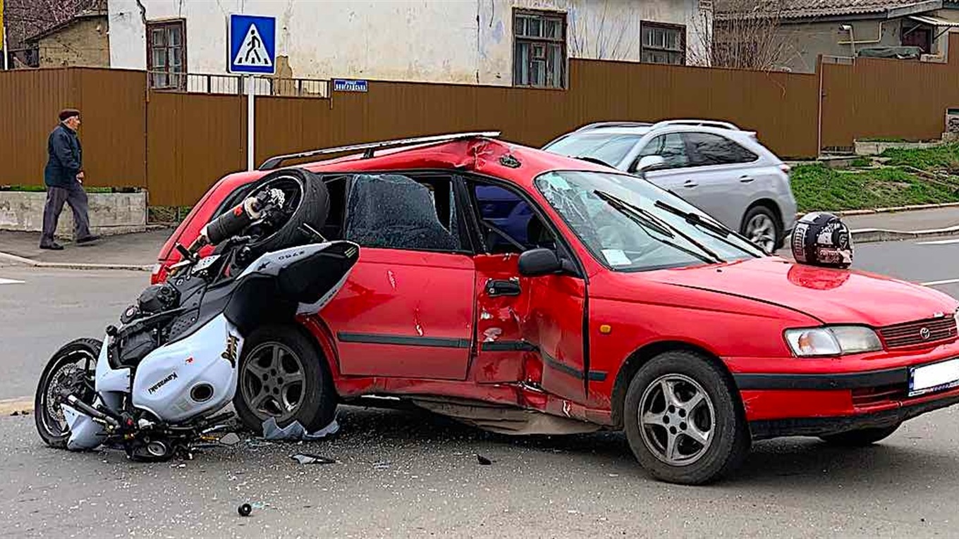 ДТП у стадиона: мотоциклист врезался в Toyota