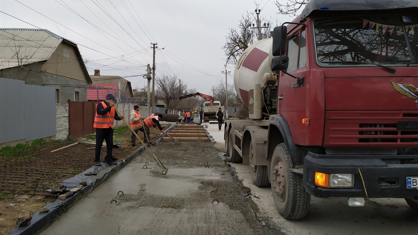 Новые технологии: в Измаиле начали строить первые бетонные дороги (видео)