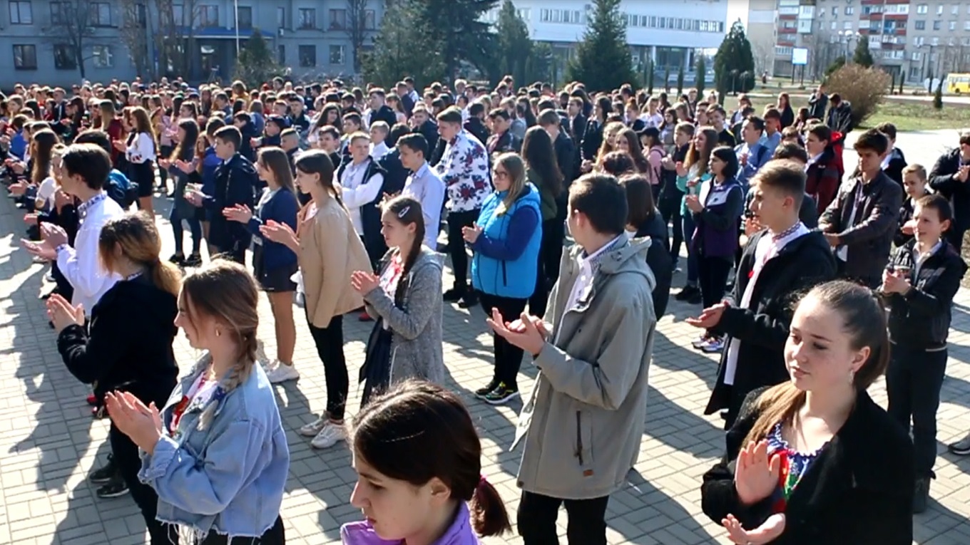 У Попасній провели патріотичну акцію «Луганщину єднає слово Кобзаря»: відео