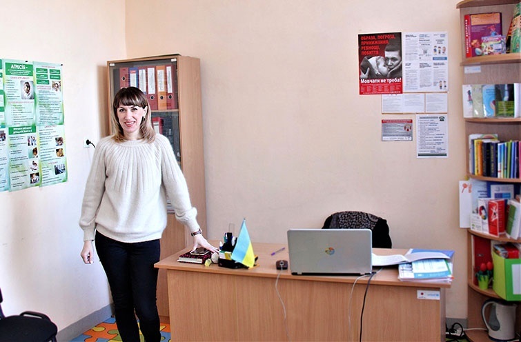 Школьный психолог Елена Литвинец работает со службой понимания