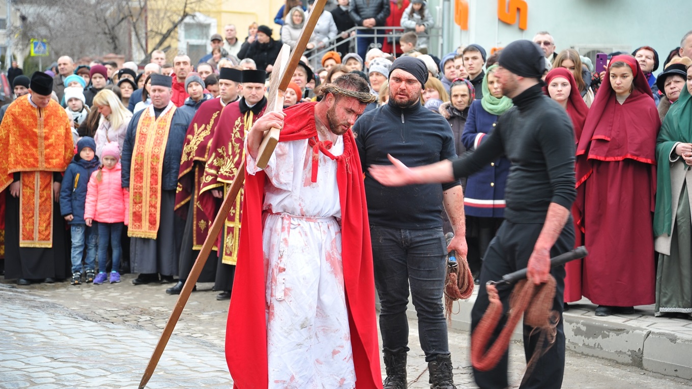 Як Чортків переживав миті Хресної дороги Спасителя зі студентами-католиками з Івано-Франківська