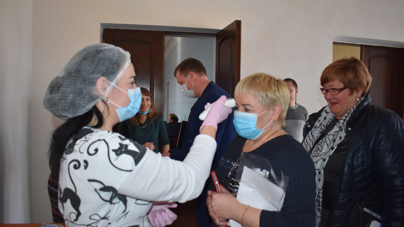 Температурний скринінг став перепусткою на сесійне засідання Нижньосірогозької райради (фото)