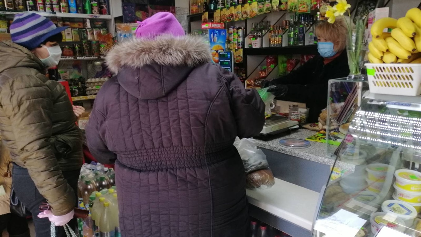 Години для пенсіонерів, продавці у масках. Як працюють продуктові магазини на Переяславщині