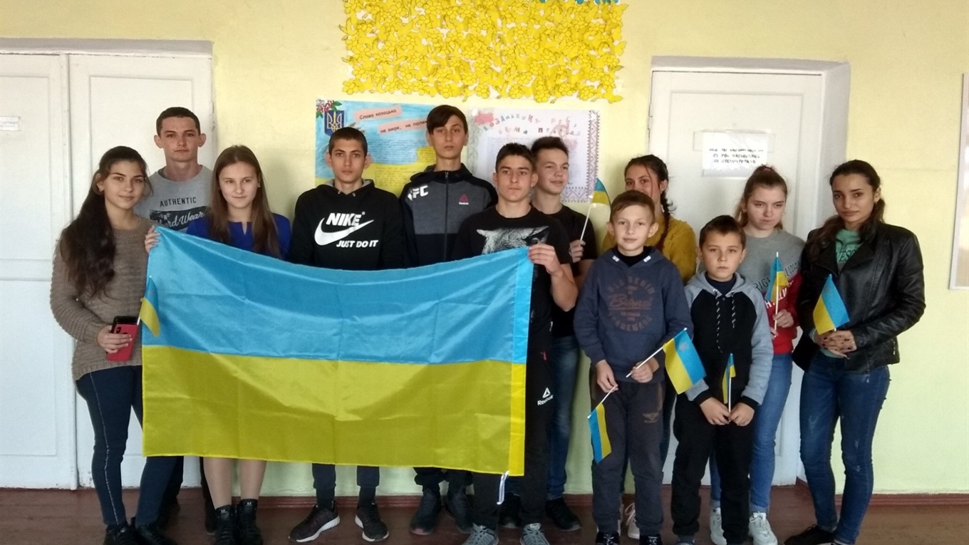 У школи волноваського району закупили оснащення для кабінетів нацменшин та 2 тонни фарби