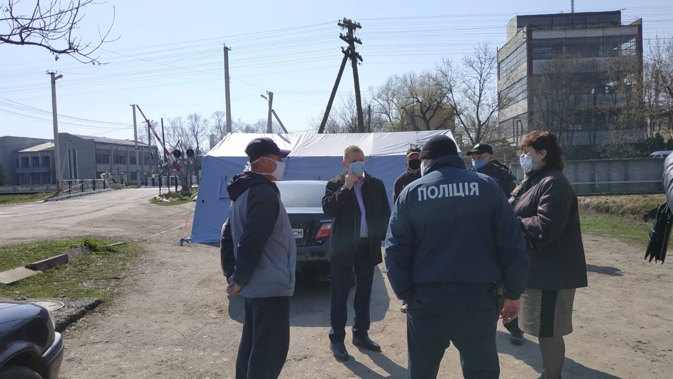 У Лужанах заблоковані виїзди з усіх доріг, окрім траси Н-10: список вулиць