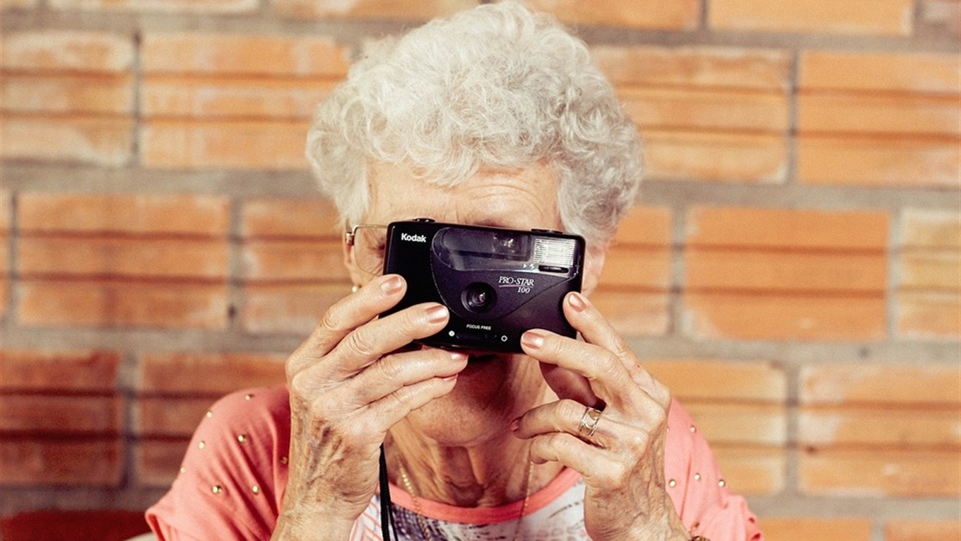 Як допомогти самотнім  людям віком 65+ захиститися від коронавірусу? Пояснюємо на пальцях