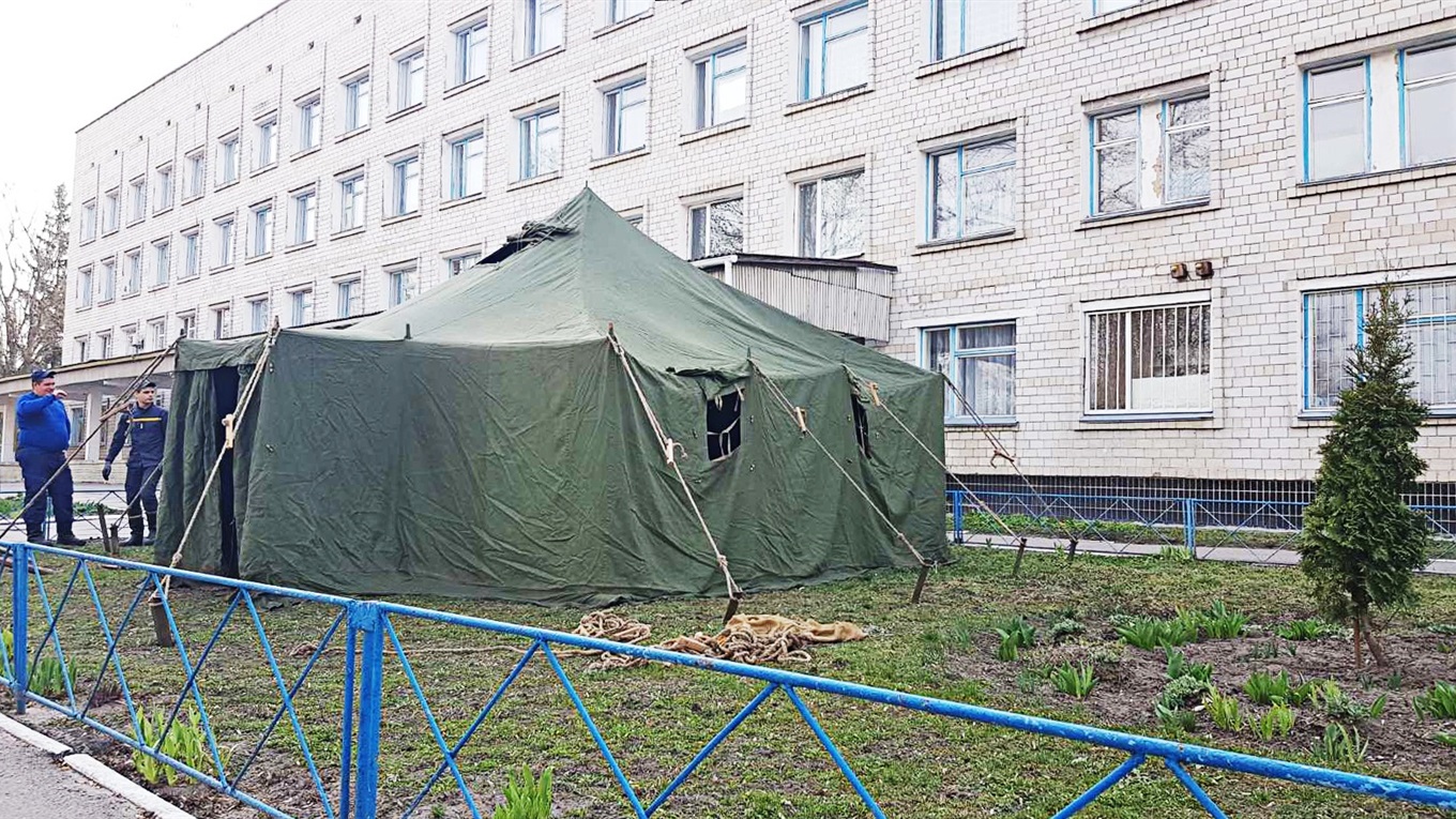 У Кагарлику біля районної лікарні встановили намет для прийому та сортуваня хворих на коронавірус