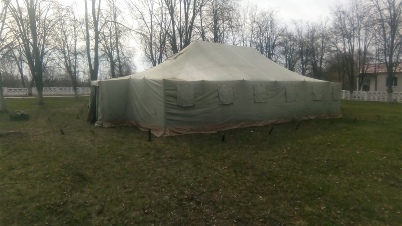 У Білопіллі у дворі райлікарні встановили намет для прийому  хворих на коронавірус