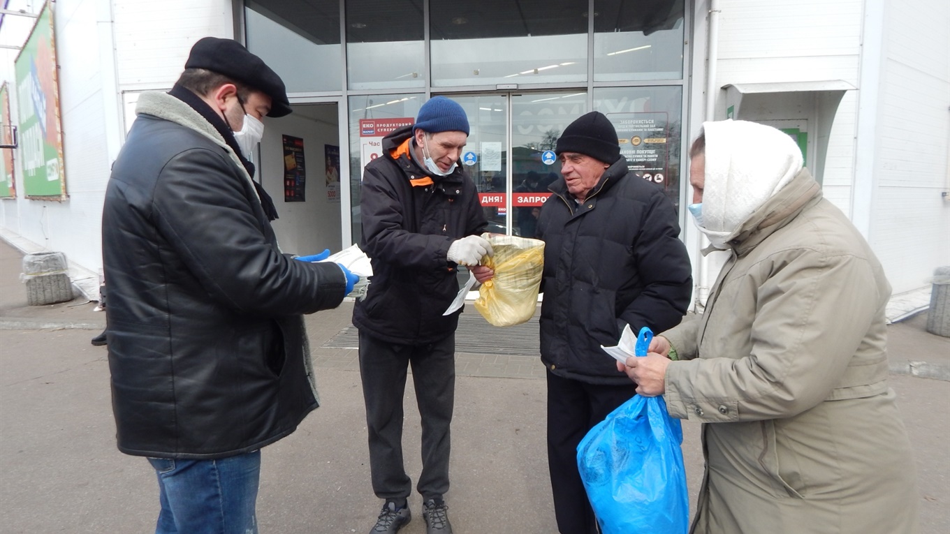 Олександр Слюсар роздав людям тисячу захисних масок. Їх пошиття він замовив власним коштом 
