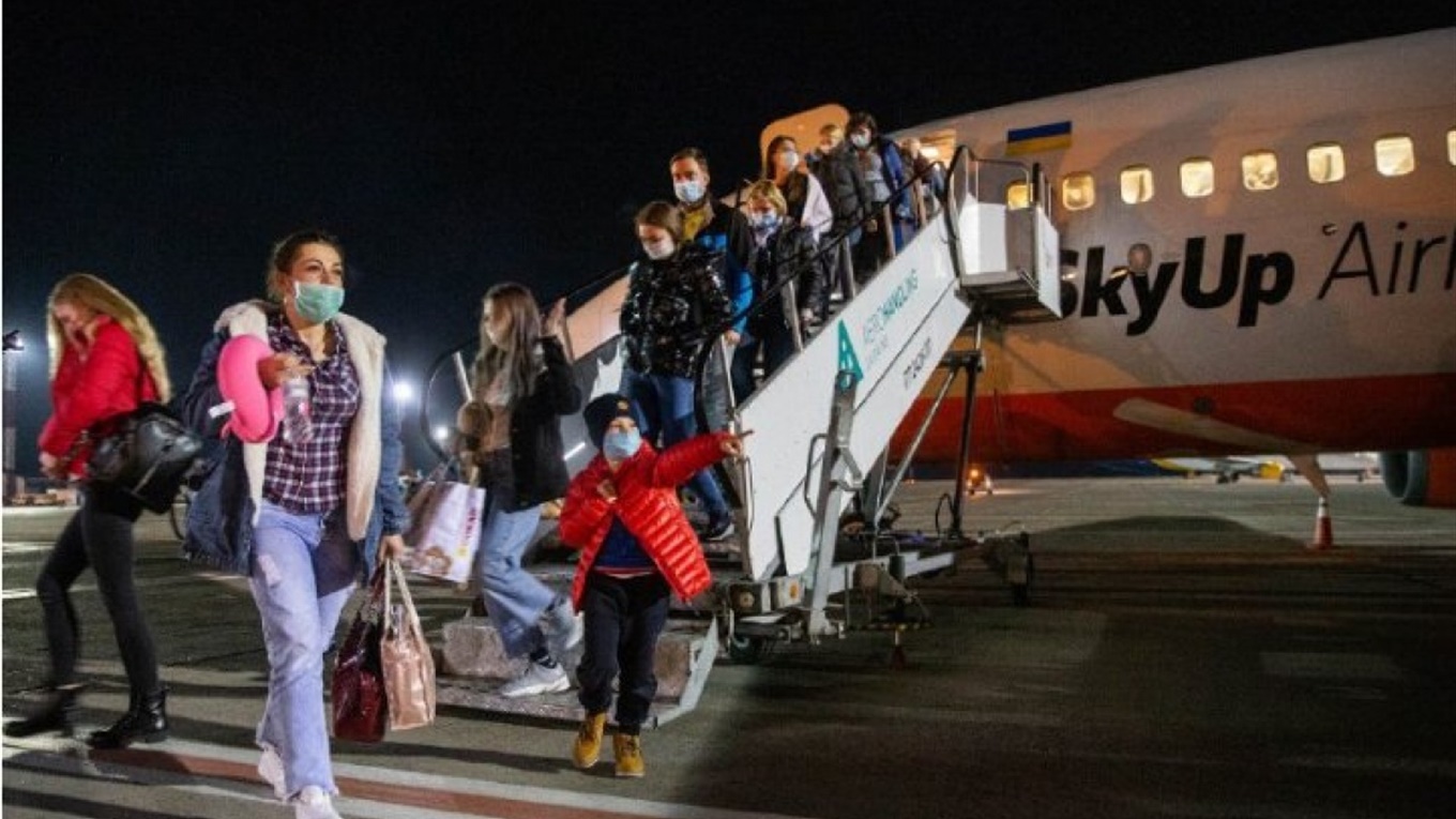 «У аптеках маски коштували по вісім доларів. Ми замоталися хустками». Як наші поверталися із Єгипту