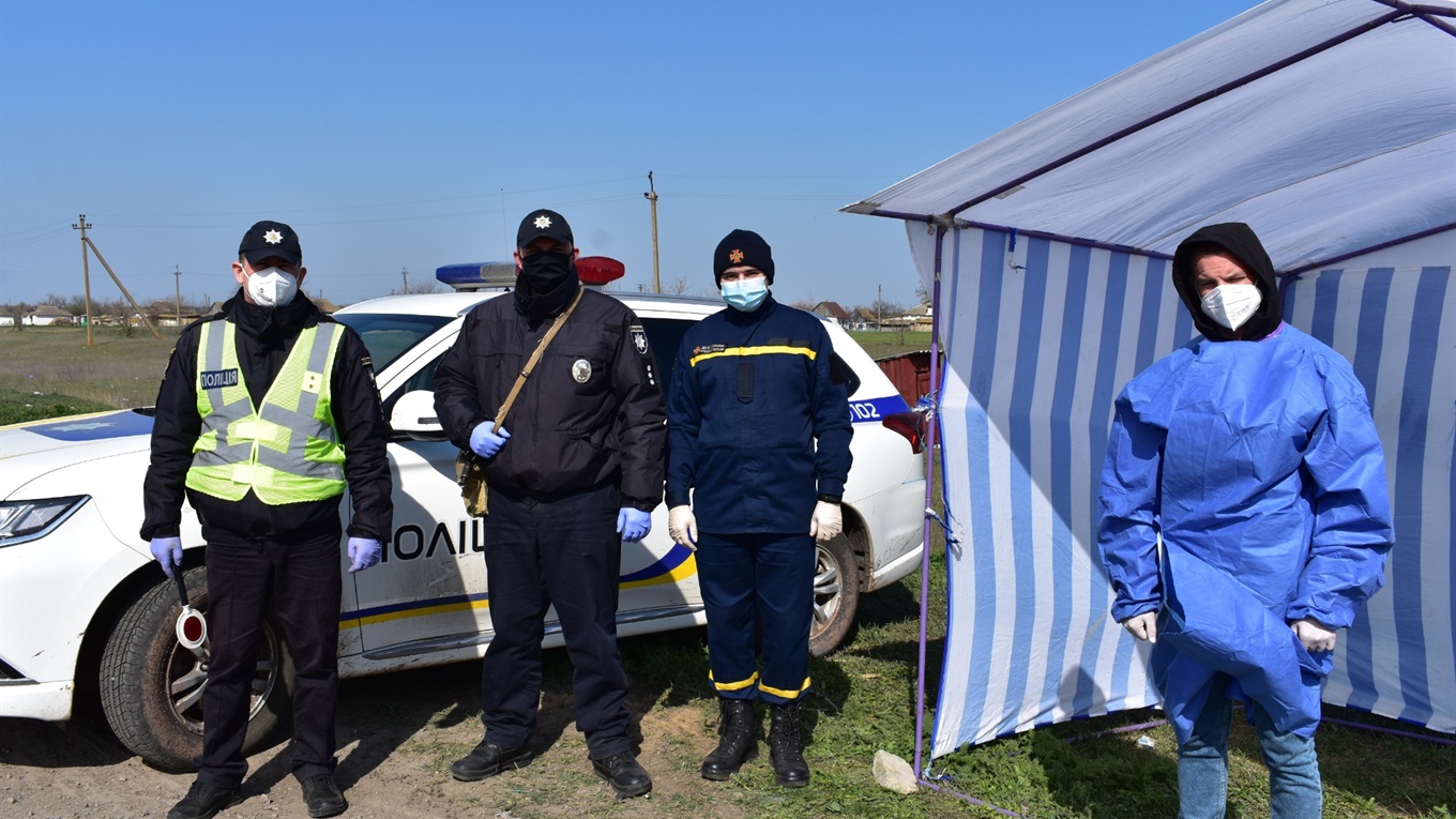 В Нижньосірогозькому районі на трасі М-14 цілодобово функціонує карантинно-медичний пост