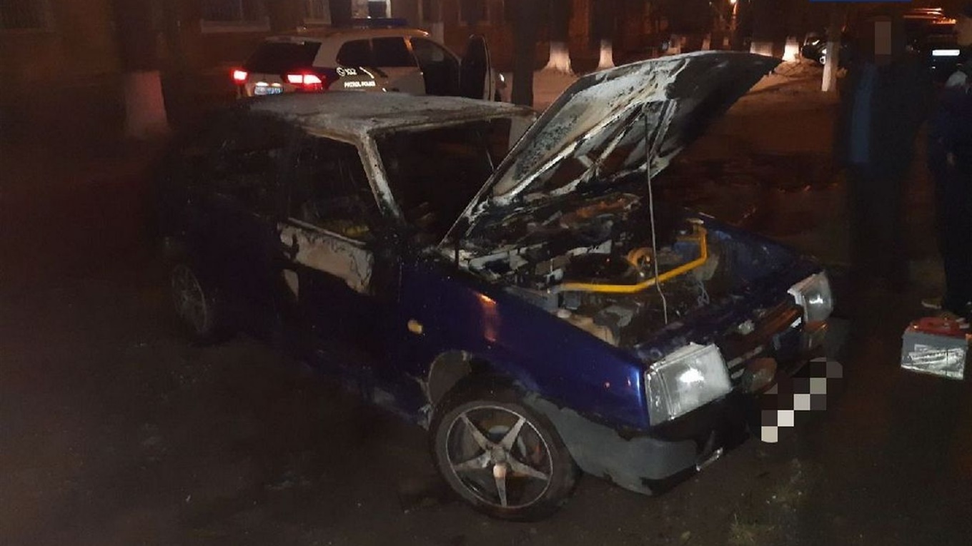 Поджег авто, забор и разбил окна: патрульные в Измаиле задержали дебошира