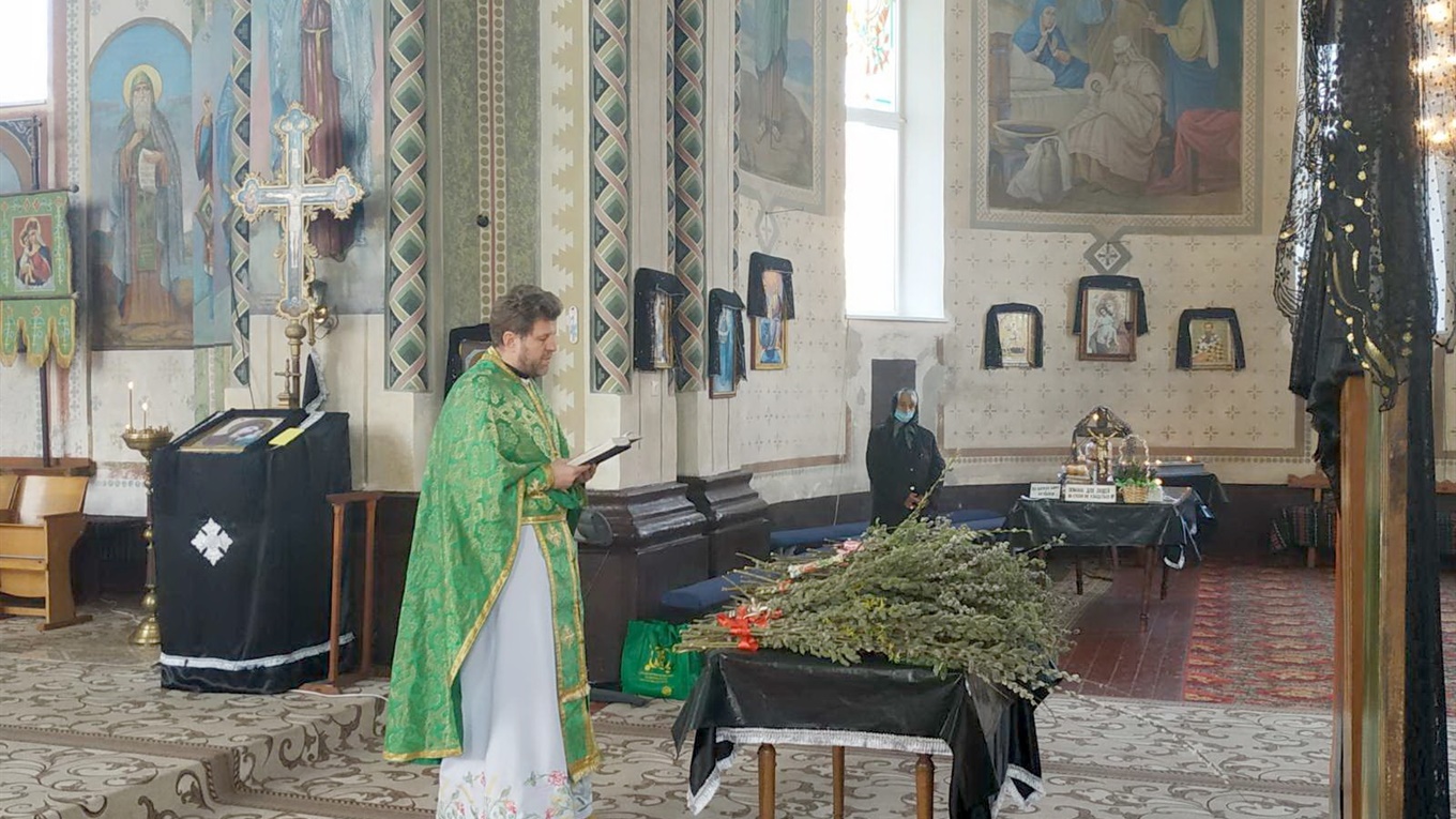 Вербна неділя в Кіцмані: Богослужіння он-лайн, біля церкви — декілька людей слухали Службу