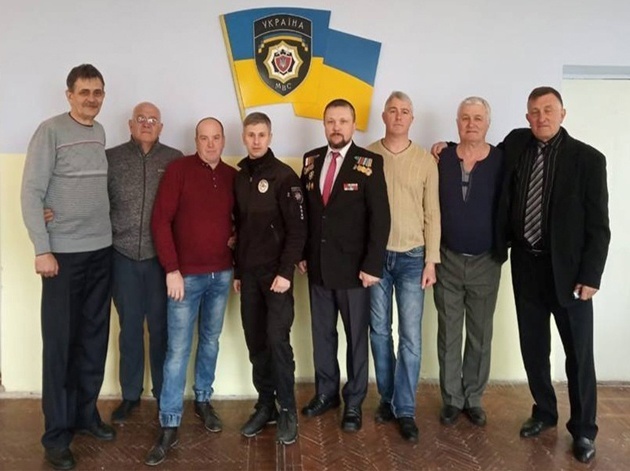 Ветеранов уголовного розыска к 100-летию профессионального праздника приветствовало руководство Попаснянского отдела полиции. Слева - направо: Сергей Кроливец, Ігорь Михайловский, Павел Шевяков, Владимир Золотарев (начальник отдела полиции), Сергей Дегтяренко, Андрей Черкашенко, Александр Ластовицкий и Михаил Лушпа