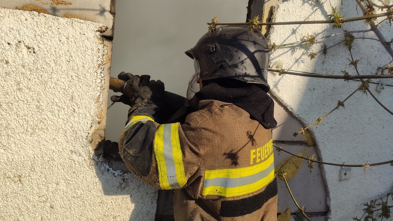 Під час пожежі у Корюківці постраждали три будівлі. У господаря обгоріла голова  