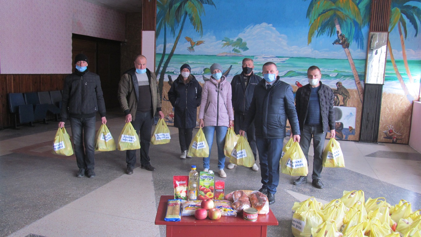 В горсовете приготовили пасхальные наборы продуктов для нуждающихся