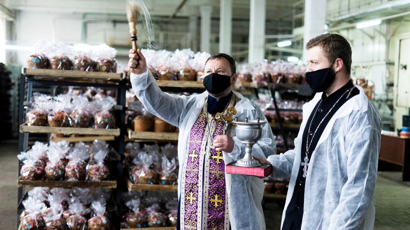 "Благословенні для споживання". Священники вперше освятили паски прямо на заводі  