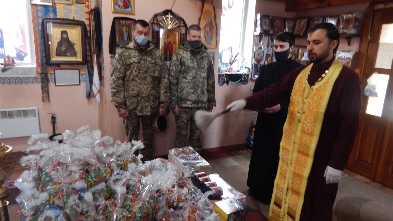 Священник Дмитро Волошин організував акцію "Великодній кошик для воїнів"