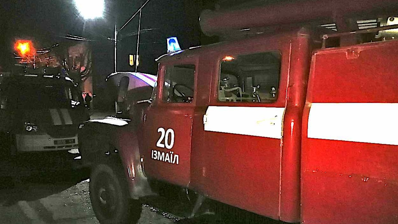 В Измаиле деревянный сарай чуть не сжег жилой дом