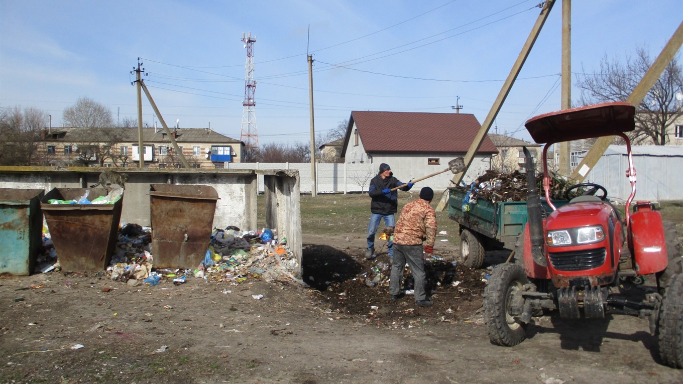 Чому в Нижніх Сірогозах контейнерні майданчики перетворилися на смітники? Шукаємо причини