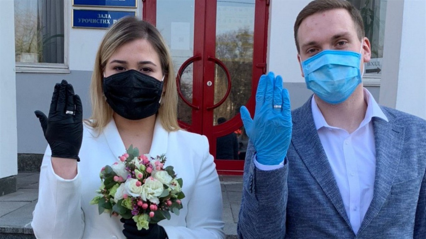 Регистрация брака в Измаиле во время карантина: в масках, перчатках и без родственников