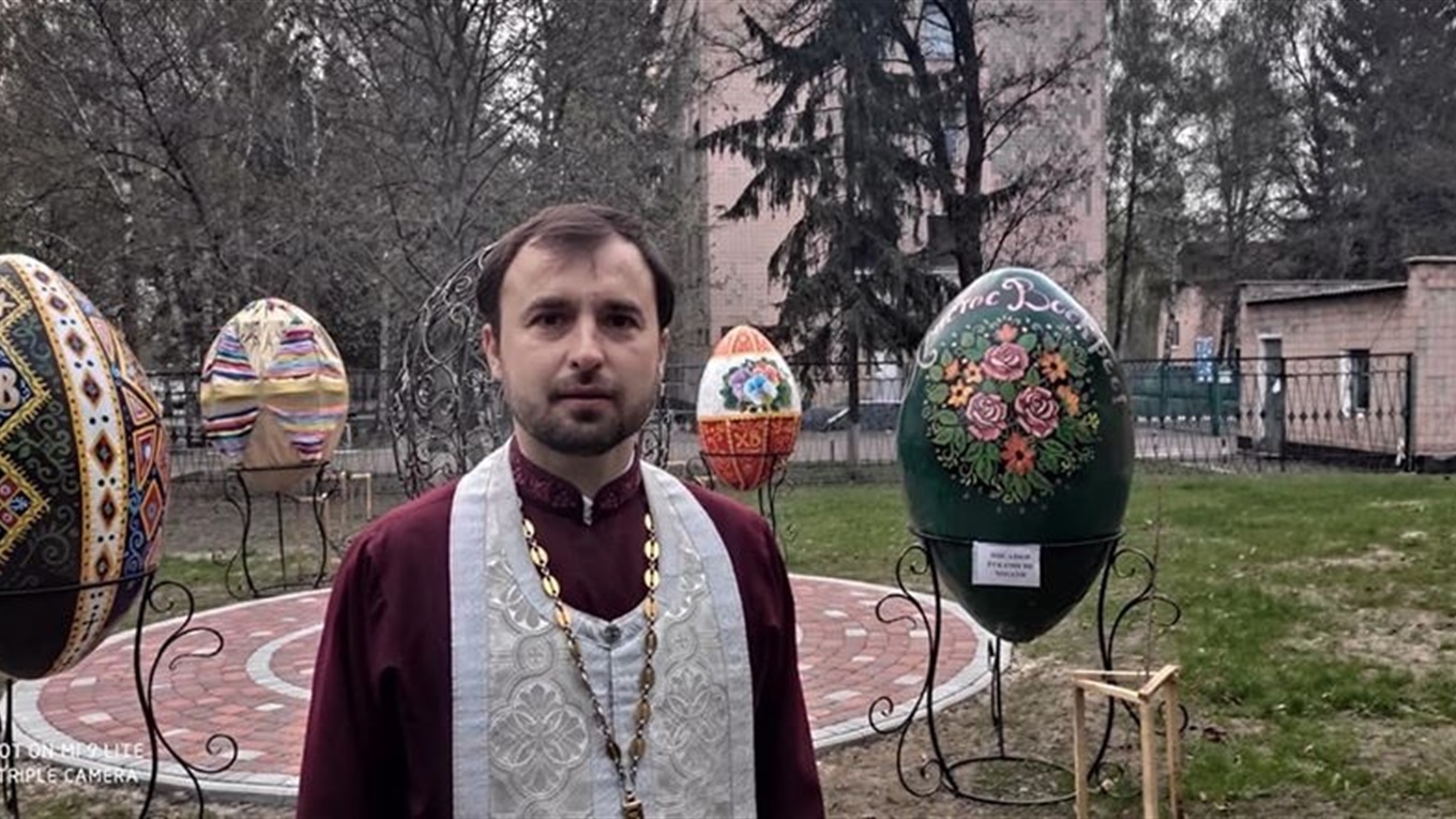 Подвір’я храму в Переяславі прикрасили півтораметровими писанками