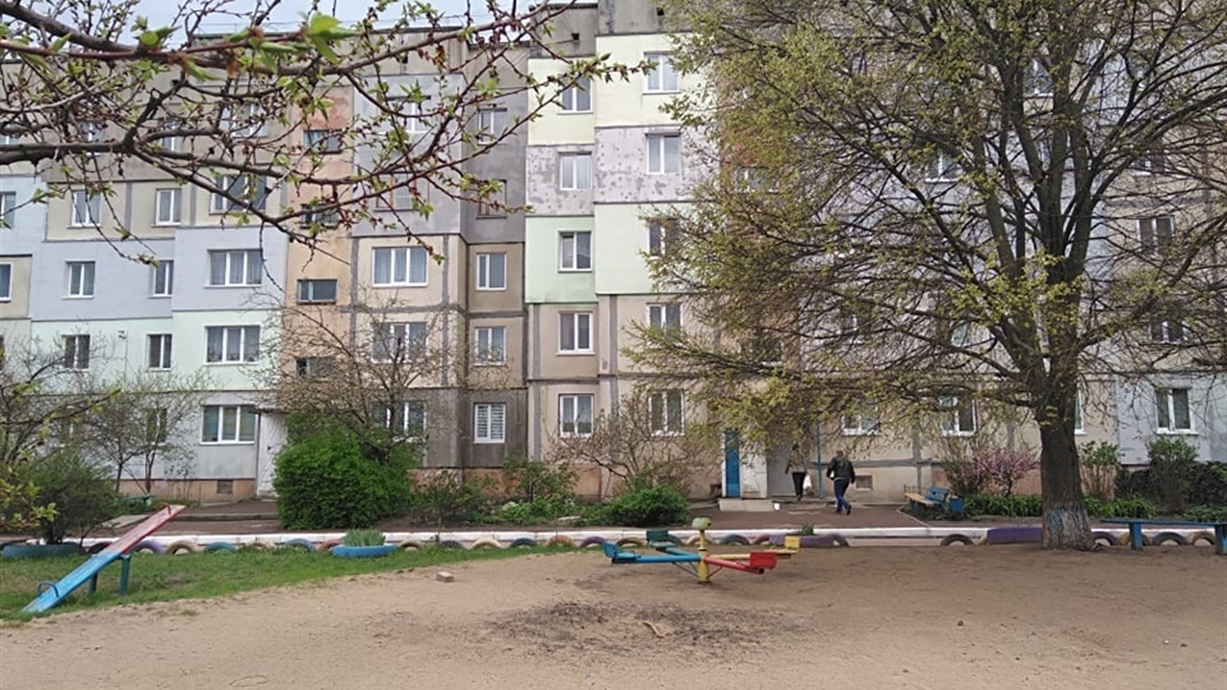 Олександра Дем’яненко висадила на Набережній троянди. Тут вона облаштує й дитячий майданчик