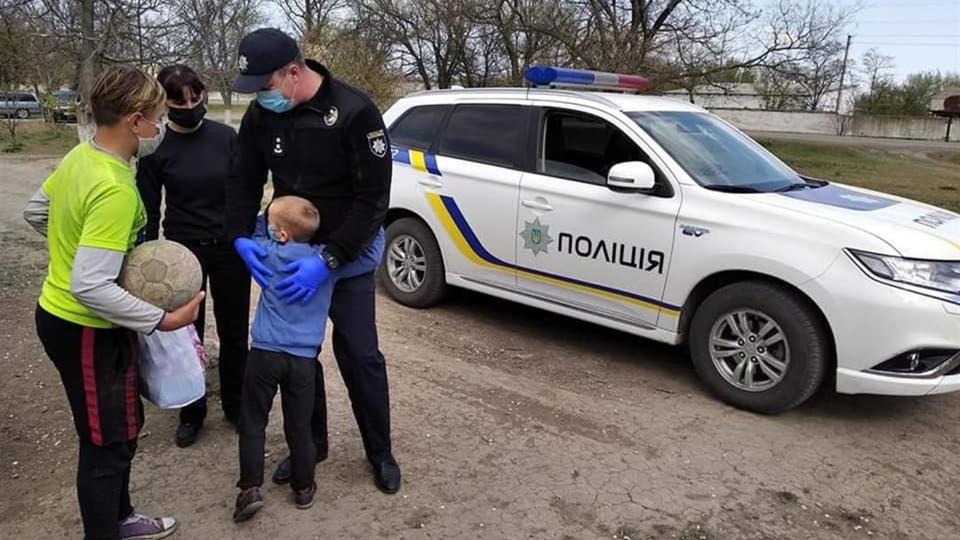 Поліцейські Сірогозщини допомагають малозабезпеченим родинам під час карантину (фото)
