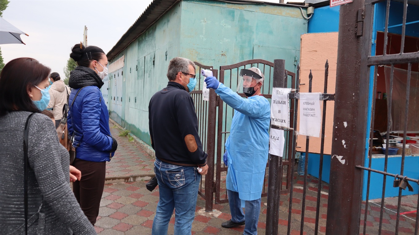 Запрацював Скадовський ринок. Але на вході вам поміряють температуру, а кожні 2 години - дезінфекція