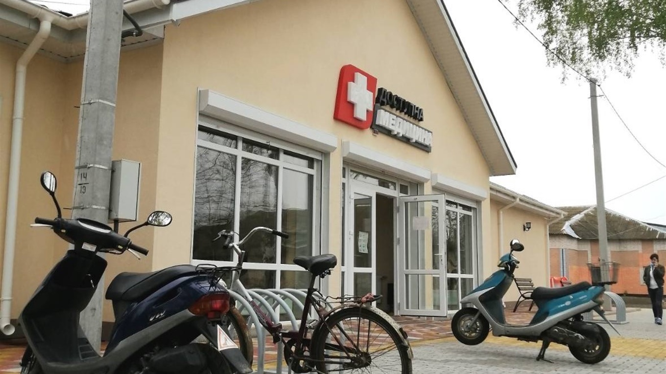 Із власної зарплати лікар із Хоцьок висадив туї, троянди і лаванду біля амбулаторії