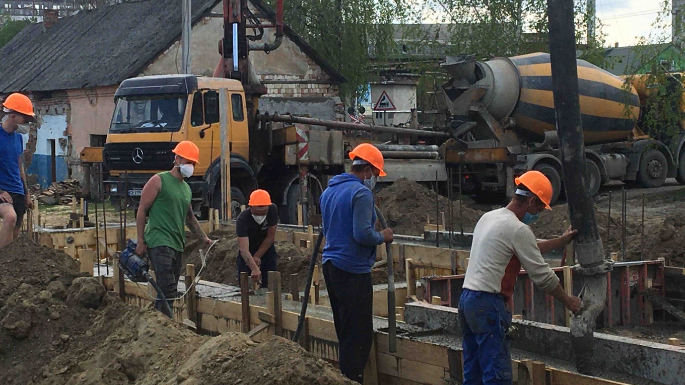 У Лужанах будують нову амбулаторію. Закінчити планують восени