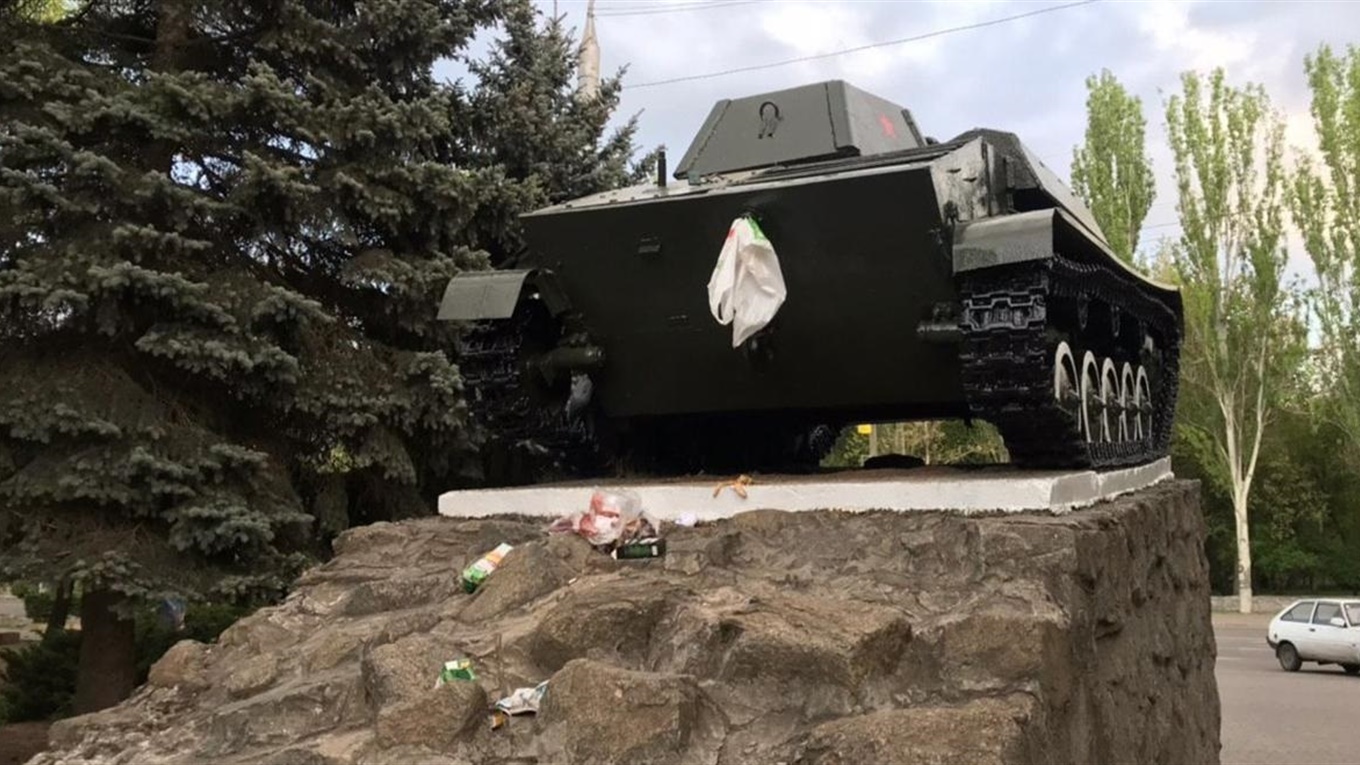 Мужчина, забросавший в Мелитополе мусором мемориальный комплекс, ответит за хулиганство