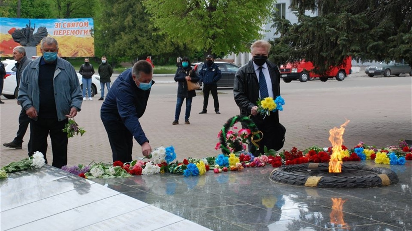 Без мітингу, але з покладанням квітів. Як у Шостці відзначили 9 травня